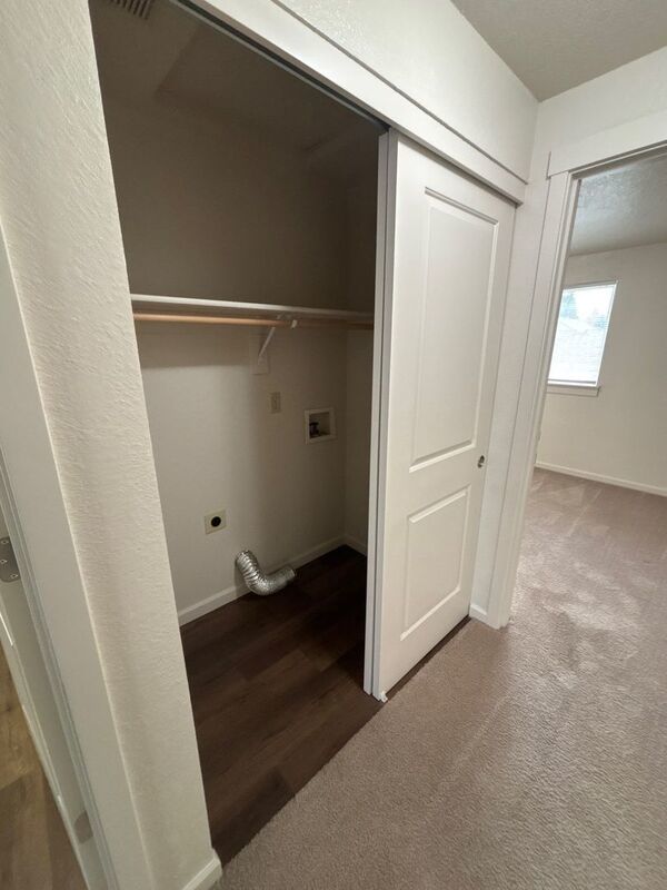 $1325 First 3 Months, NE Silverton 2 Bed 1 Bath 2nd Floor Apartment, Washer & Dryer Hookups, W/S/G Paid, AVAILABLE NOW! property image