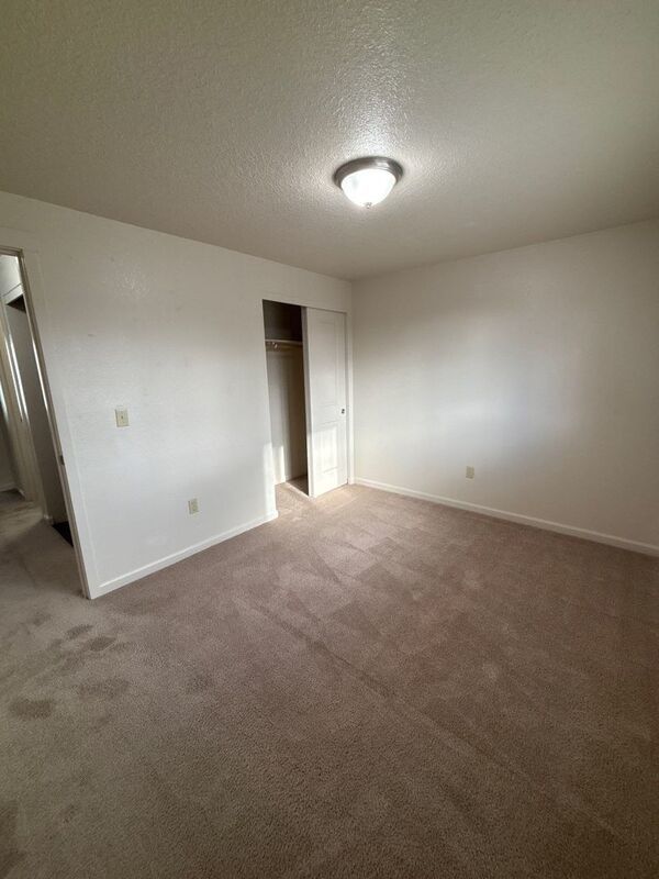 $1325 First 3 Months, NE Silverton 2 Bed 1 Bath 2nd Floor Apartment, Washer & Dryer Hookups, W/S/G Paid, AVAILABLE NOW! property image