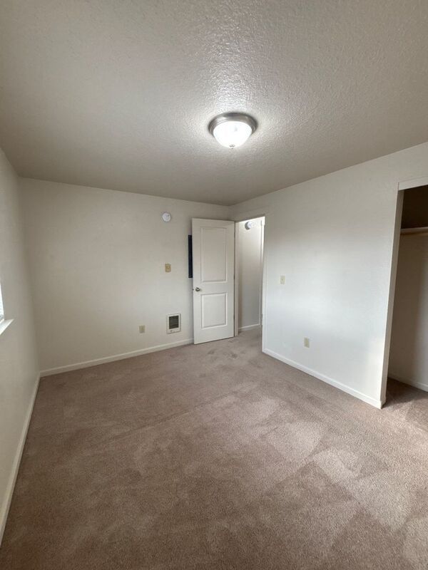 $1325 First 3 Months, NE Silverton 2 Bed 1 Bath 2nd Floor Apartment, Washer & Dryer Hookups, W/S/G Paid, AVAILABLE NOW! property image