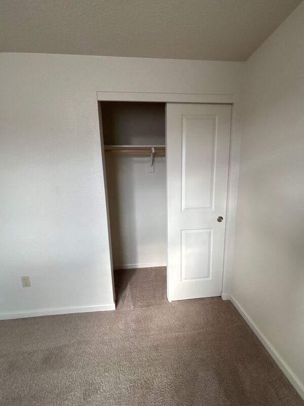 $1325 First 3 Months, NE Silverton 2 Bed 1 Bath 2nd Floor Apartment, Washer & Dryer Hookups, W/S/G Paid, AVAILABLE NOW! property image