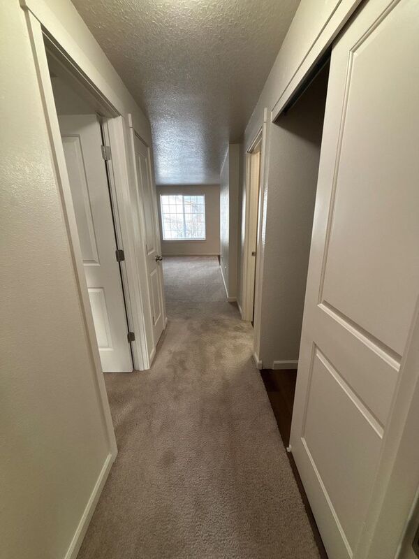 $1325 First 3 Months, NE Silverton 2 Bed 1 Bath 2nd Floor Apartment, Washer & Dryer Hookups, W/S/G Paid, AVAILABLE NOW! property image