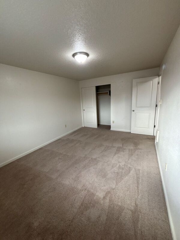 $1325 First 3 Months, NE Silverton 2 Bed 1 Bath 2nd Floor Apartment, Washer & Dryer Hookups, W/S/G Paid, AVAILABLE NOW! property image