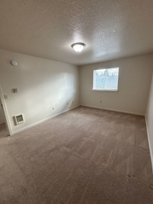 $1325 First 3 Months, NE Silverton 2 Bed 1 Bath 2nd Floor Apartment, Washer & Dryer Hookups, W/S/G Paid, AVAILABLE NOW! property image