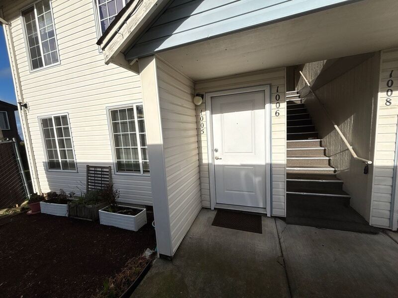 $1325 First 3 Months, NE Silverton 2 Bed 1 Bath 1st Floor Apartment, Washer & Dryer Hookups, W/S/G Paid, AVAILABLE NOW! property image