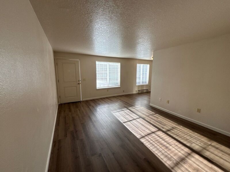 $1325 First 3 Months, NE Silverton 2 Bed 1 Bath 1st Floor Apartment, Washer & Dryer Hookups, W/S/G Paid, AVAILABLE NOW! property image