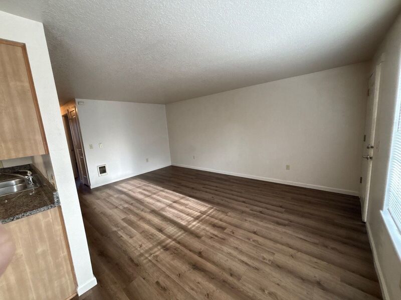 $1325 First 3 Months, NE Silverton 2 Bed 1 Bath 1st Floor Apartment, Washer & Dryer Hookups, W/S/G Paid, AVAILABLE NOW! property image