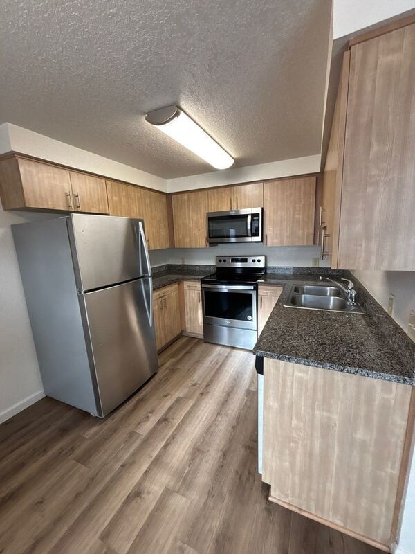 $1325 First 3 Months, NE Silverton 2 Bed 1 Bath 1st Floor Apartment, Washer & Dryer Hookups, W/S/G Paid, AVAILABLE NOW! property image