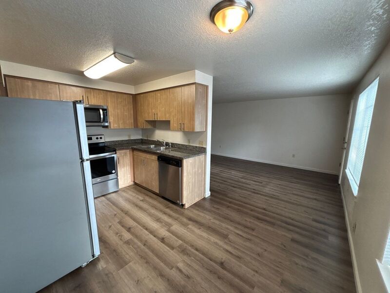 $1325 First 3 Months, NE Silverton 2 Bed 1 Bath 1st Floor Apartment, Washer & Dryer Hookups, W/S/G Paid, AVAILABLE NOW! property image