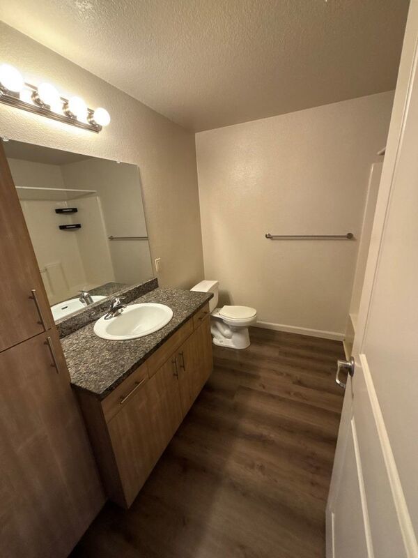 $1325 First 3 Months, NE Silverton 2 Bed 1 Bath 1st Floor Apartment, Washer & Dryer Hookups, W/S/G Paid, AVAILABLE NOW! property image