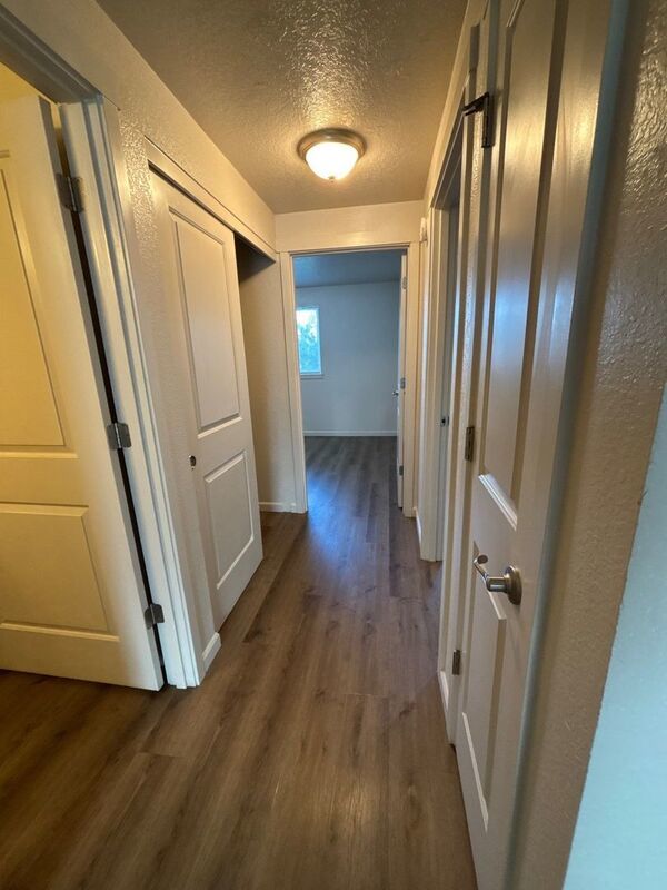 $1325 First 3 Months, NE Silverton 2 Bed 1 Bath 1st Floor Apartment, Washer & Dryer Hookups, W/S/G Paid, AVAILABLE NOW! property image