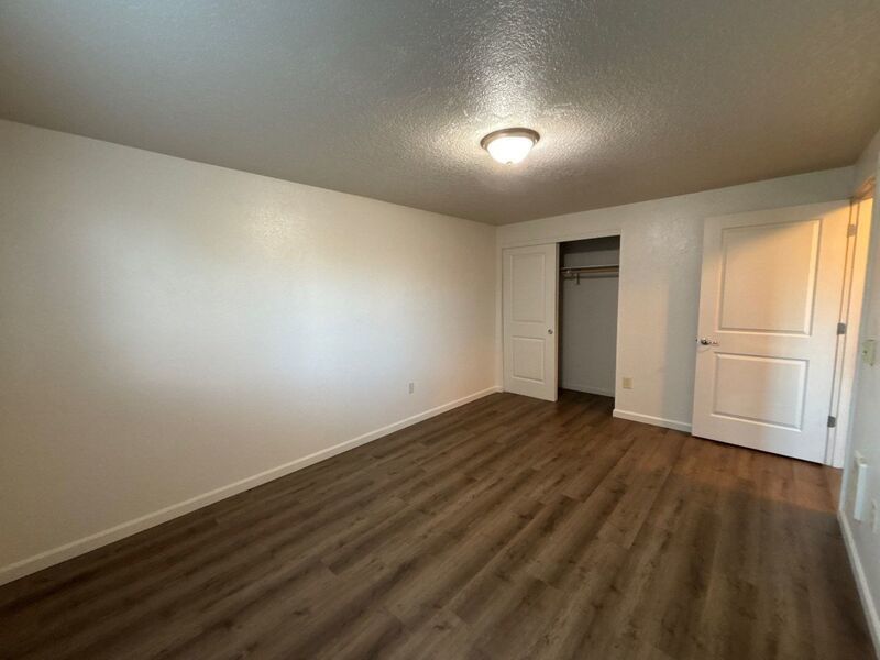 $1325 First 3 Months, NE Silverton 2 Bed 1 Bath 1st Floor Apartment, Washer & Dryer Hookups, W/S/G Paid, AVAILABLE NOW! property image