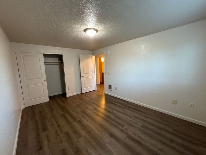 $1325 First 3 Months, NE Silverton 2 Bed 1 Bath 1st Floor Apartment, Washer & Dryer Hookups, W/S/G Paid, AVAILABLE NOW! property image