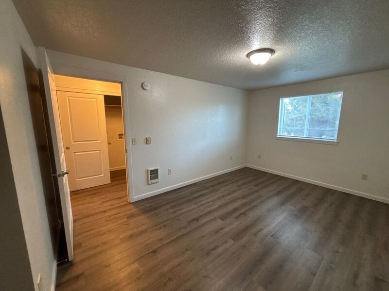 $1325 First 3 Months, NE Silverton 2 Bed 1 Bath 1st Floor Apartment, Washer & Dryer Hookups, W/S/G Paid, AVAILABLE NOW! property image
