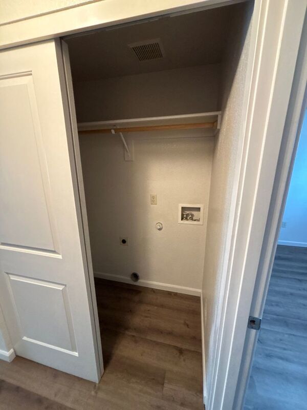 $1325 First 3 Months, NE Silverton 2 Bed 1 Bath 1st Floor Apartment, Washer & Dryer Hookups, W/S/G Paid, AVAILABLE NOW! property image