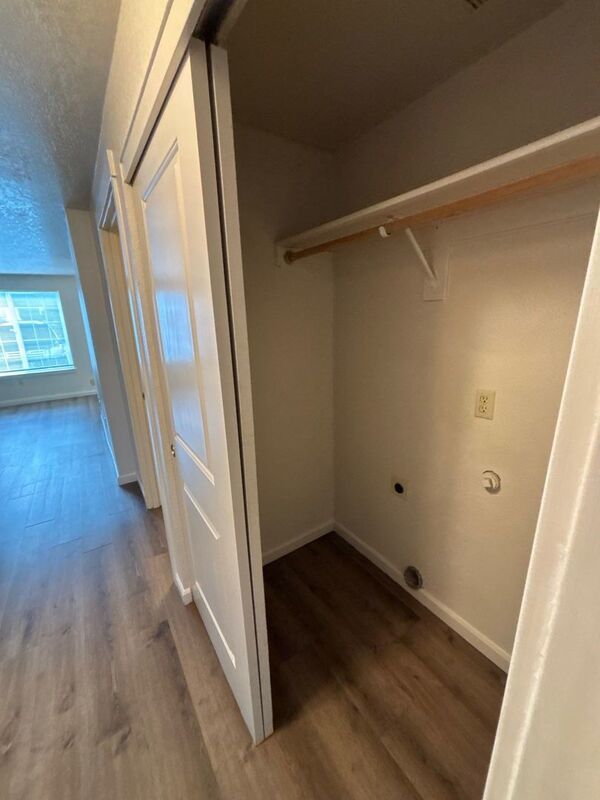 $1325 First 3 Months, NE Silverton 2 Bed 1 Bath 1st Floor Apartment, Washer & Dryer Hookups, W/S/G Paid, AVAILABLE NOW! property image