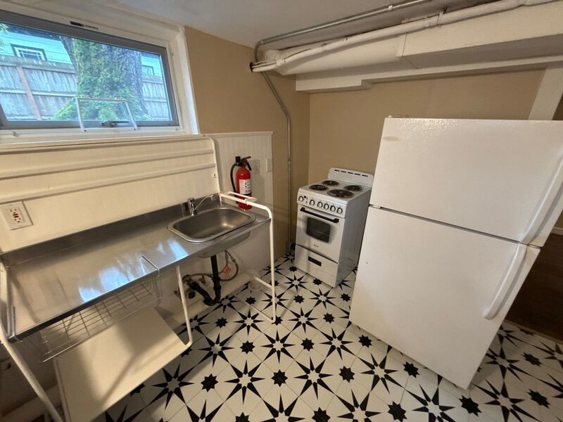 NE Salem, 2 Bed , 1 Bath Duplex Utilities Included in Rental Amount, AVAILABLE NOW! property image