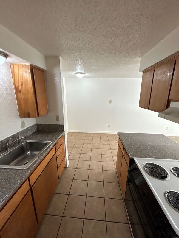 SW Albany, 1 Bed, 1 Bath, Spacious 1st Floor Apartment, Flat Fee for W/S/G, AVAILABLE NOW! property image