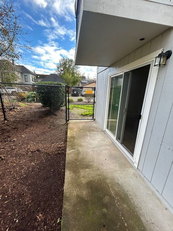 SW Albany, 1 Bed, 1 Bath, Spacious 1st Floor Apartment, Flat Fee for W/S/G, AVAILABLE NOW! property image