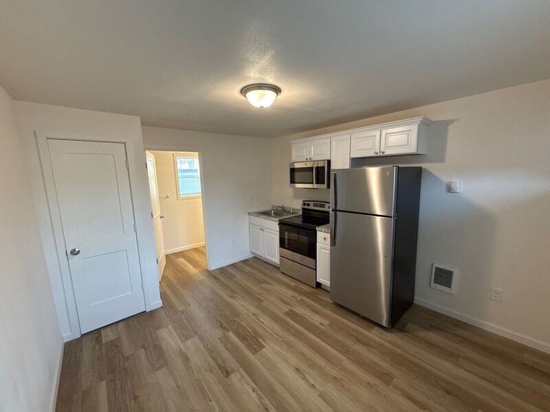 NE Salem FULLY REMODLED STUDIO, 1 Bath Apartment, W/S/G Paid, AVAILABLE NOW! property image