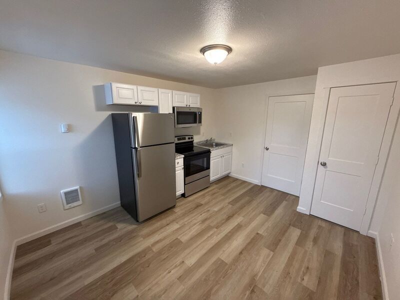NE Salem FULLY REMODLED STUDIO, 1 Bath Apartment, W/S/G Paid, AVAILABLE NOW! property image