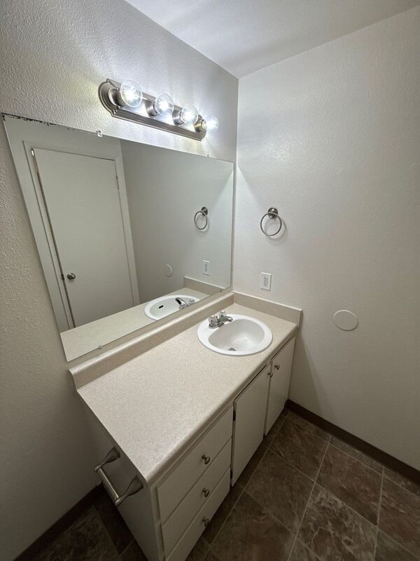 $1,145 First 3 Months, NW Salem, 2 Bed, 1 Bath, Spacious 2nd Floor Apartment, Pets are Welcome, AVAILALBE NOW! property image