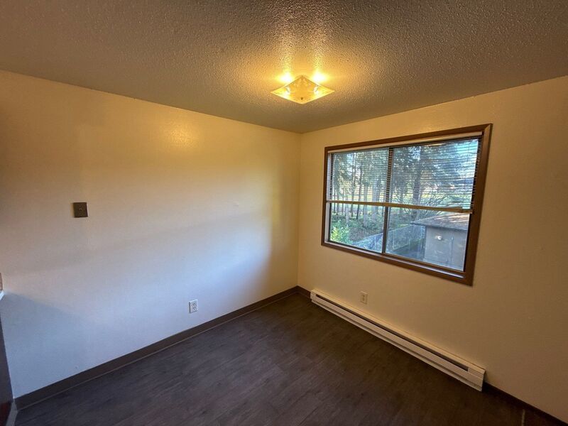 $1,095 First 3 Months, NE Salem 2 Bed 1 Bath 2nd Floor Apartment, W/S/G Paid, AVAILABLE NOW! property image