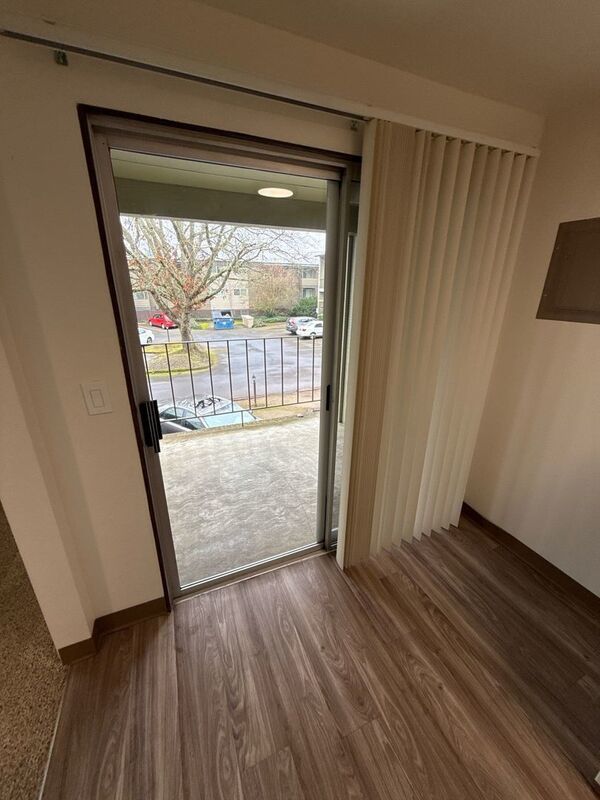 Corvallis 1 Bath, 2nd Floor Unit, $60 Flat Fee for ALL Utilities, AVAILABLE NOW! property image