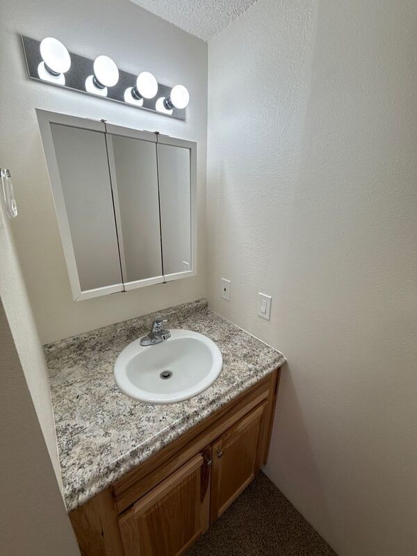 Corvallis 1 Bath, 2nd Floor Unit, $60 Flat Fee for ALL Utilities, AVAILABLE NOW! property image