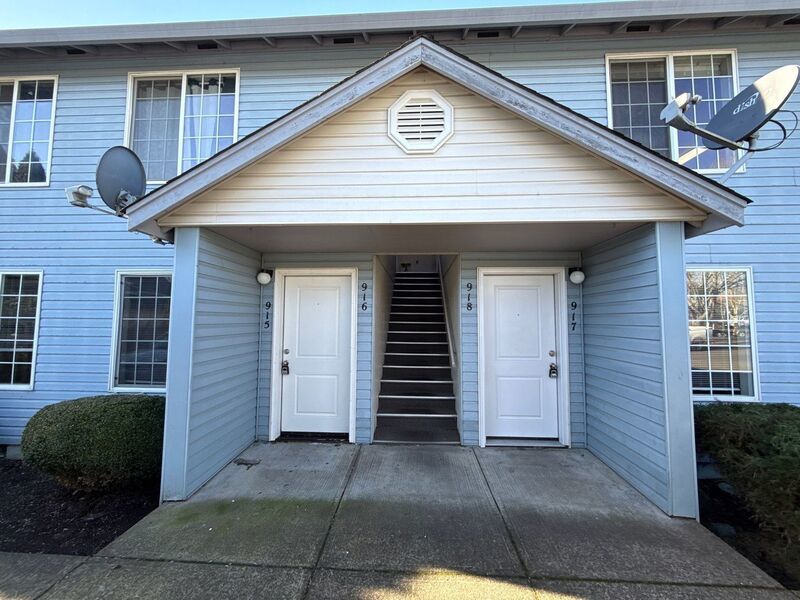 $1,325 First 3 Months, NE Silverton 2 Bed 1 Bath 2nd Floor Apartment, Washer & Dryer Hookups, W/S/G Paid, AVAILABLE NOW! property image