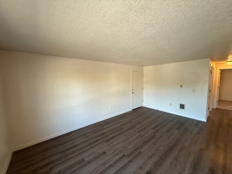 $1,325 First 3 Months, NE Silverton 2 Bed 1 Bath 2nd Floor Apartment, Washer & Dryer Hookups, W/S/G Paid, AVAILABLE NOW! property image