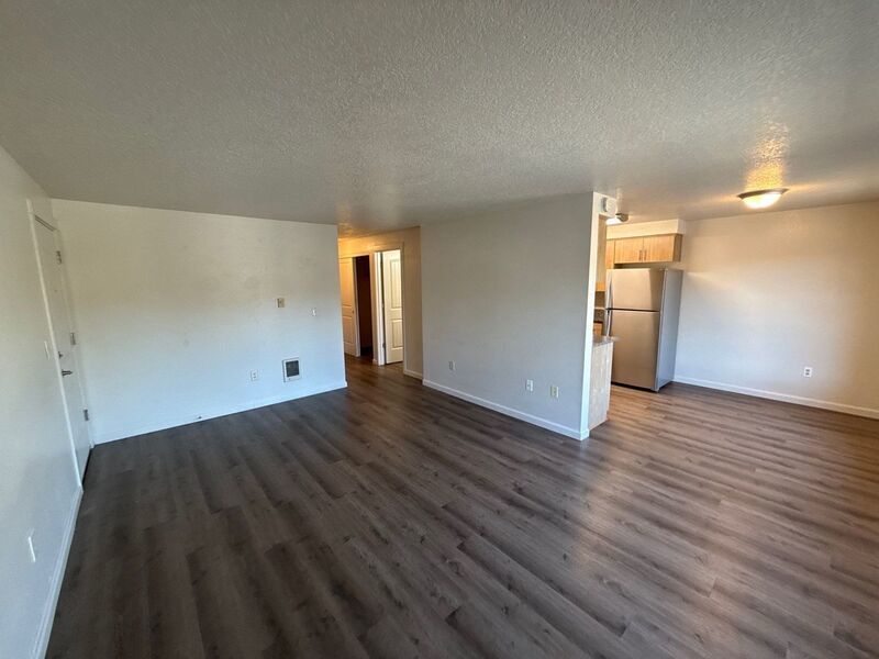 $1,325 First 3 Months, NE Silverton 2 Bed 1 Bath 2nd Floor Apartment, Washer & Dryer Hookups, W/S/G Paid, AVAILABLE NOW! property image