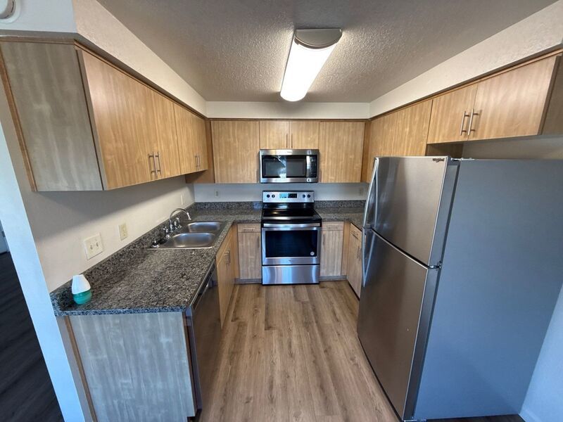 $1,325 First 3 Months, NE Silverton 2 Bed 1 Bath 2nd Floor Apartment, Washer & Dryer Hookups, W/S/G Paid, AVAILABLE NOW! property image