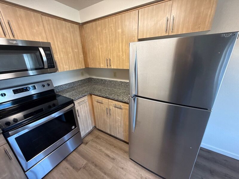 $1,325 First 3 Months, NE Silverton 2 Bed 1 Bath 2nd Floor Apartment, Washer & Dryer Hookups, W/S/G Paid, AVAILABLE NOW! property image