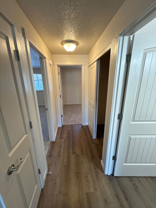 $1,325 First 3 Months, NE Silverton 2 Bed 1 Bath 2nd Floor Apartment, Washer & Dryer Hookups, W/S/G Paid, AVAILABLE NOW! property image