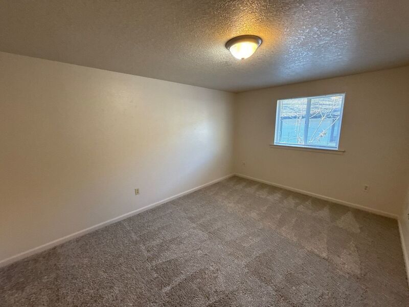 $1,325 First 3 Months, NE Silverton 2 Bed 1 Bath 2nd Floor Apartment, Washer & Dryer Hookups, W/S/G Paid, AVAILABLE NOW! property image