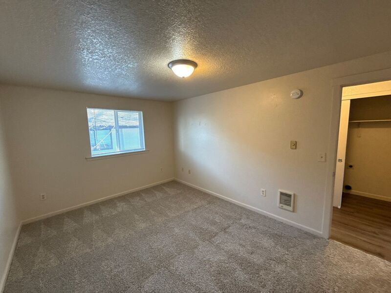 $1,325 First 3 Months, NE Silverton 2 Bed 1 Bath 2nd Floor Apartment, Washer & Dryer Hookups, W/S/G Paid, AVAILABLE NOW! property image