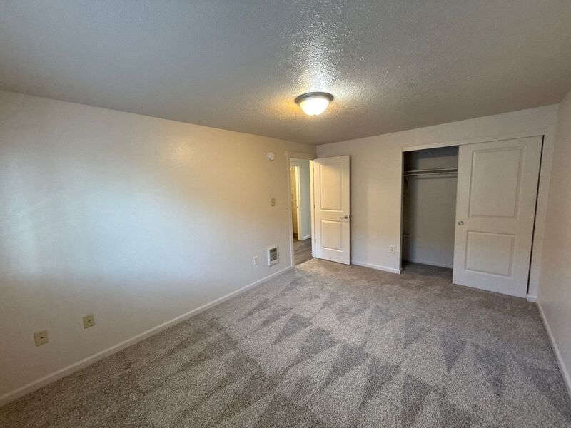 $1,325 First 3 Months, NE Silverton 2 Bed 1 Bath 2nd Floor Apartment, Washer & Dryer Hookups, W/S/G Paid, AVAILABLE NOW! property image
