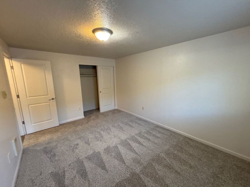 $1,325 First 3 Months, NE Silverton 2 Bed 1 Bath 2nd Floor Apartment, Washer & Dryer Hookups, W/S/G Paid, AVAILABLE NOW! property image