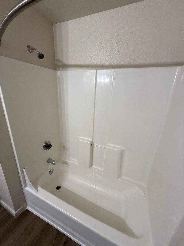 $1,325 First 3 Months, NE Silverton 2 Bed 1 Bath 2nd Floor Apartment, Washer & Dryer Hookups, W/S/G Paid, AVAILABLE NOW! property image