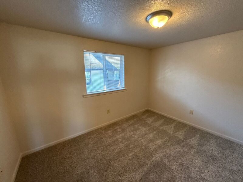 $1,325 First 3 Months, NE Silverton 2 Bed 1 Bath 2nd Floor Apartment, Washer & Dryer Hookups, W/S/G Paid, AVAILABLE NOW! property image