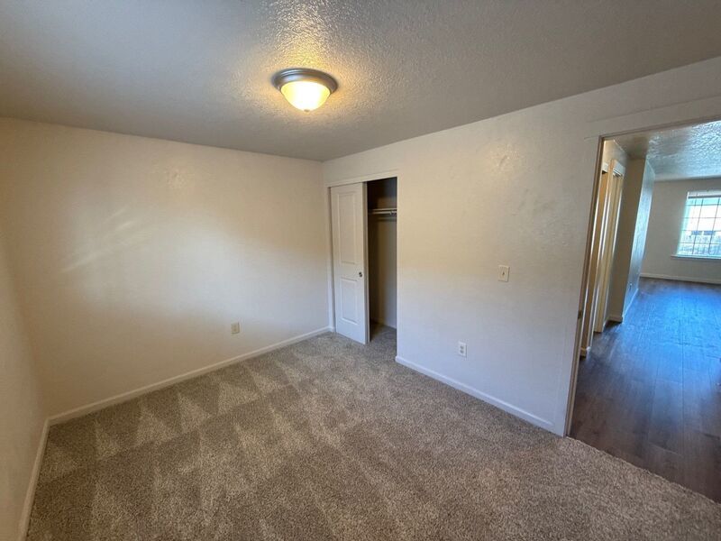 $1,325 First 3 Months, NE Silverton 2 Bed 1 Bath 2nd Floor Apartment, Washer & Dryer Hookups, W/S/G Paid, AVAILABLE NOW! property image