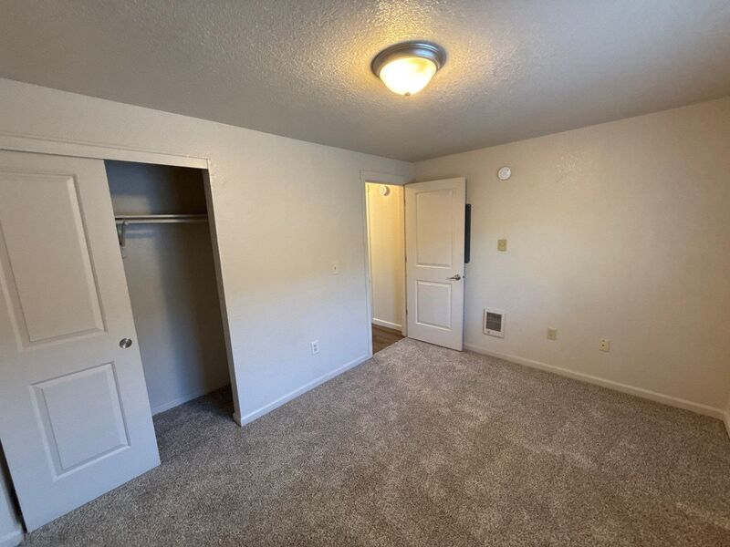 $1,325 First 3 Months, NE Silverton 2 Bed 1 Bath 2nd Floor Apartment, Washer & Dryer Hookups, W/S/G Paid, AVAILABLE NOW! property image