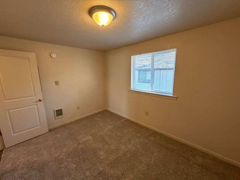 $1,325 First 3 Months, NE Silverton 2 Bed 1 Bath 2nd Floor Apartment, Washer & Dryer Hookups, W/S/G Paid, AVAILABLE NOW! property image