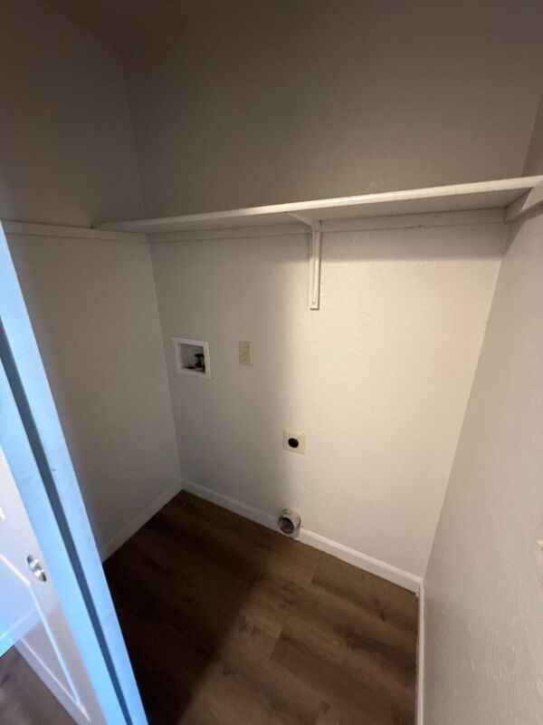 $1,325 First 3 Months, NE Silverton 2 Bed 1 Bath 2nd Floor Apartment, Washer & Dryer Hookups, W/S/G Paid, AVAILABLE NOW! property image