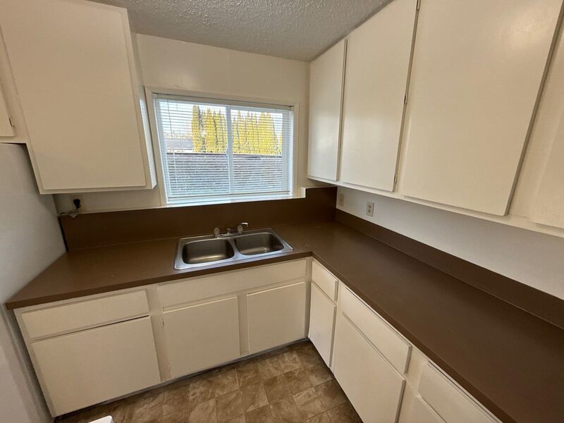 $975 First 3 Months, SW Dallas Very Spacious 1 Bed 1 Bath Apartment, with Massive Covered Patio, W/S/G Paid, AVAILABLE NOW! property image