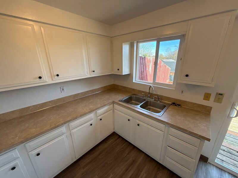 SE Dallas, Single Story Complex, 2 Bed, 1 Bath, Apartment, Pet Friendly, AVAILABLE NOW! property image