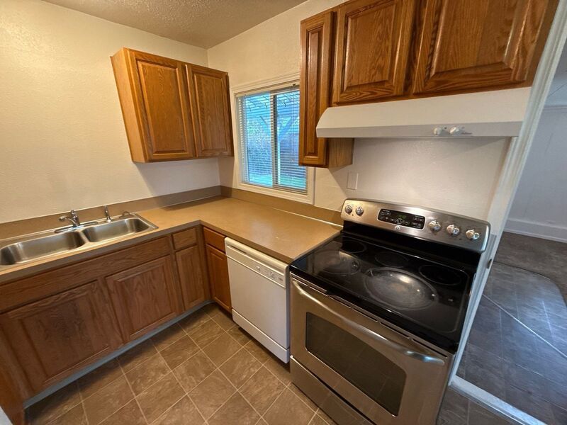 Beautiful Corvallis 4 Bed 1 Bath Single Family Home, AVAILABLE NOW! property image