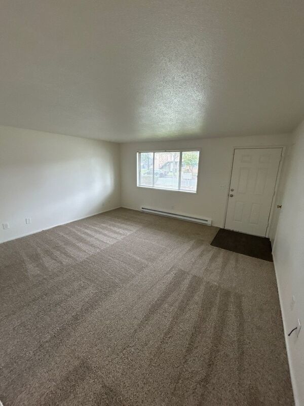 $1545 First 3 Months, NE Salem, 3 Beds, 1 Bath, 1st Floor Apartment, AVAILABLE NOW! property image