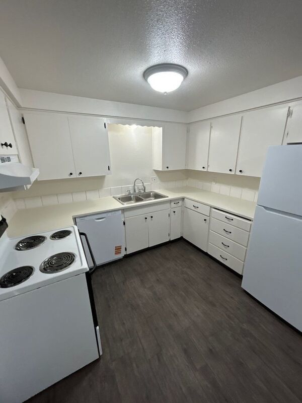 $1545 First 3 Months, NE Salem, 3 Beds, 1 Bath, 1st Floor Apartment, AVAILABLE NOW! property image