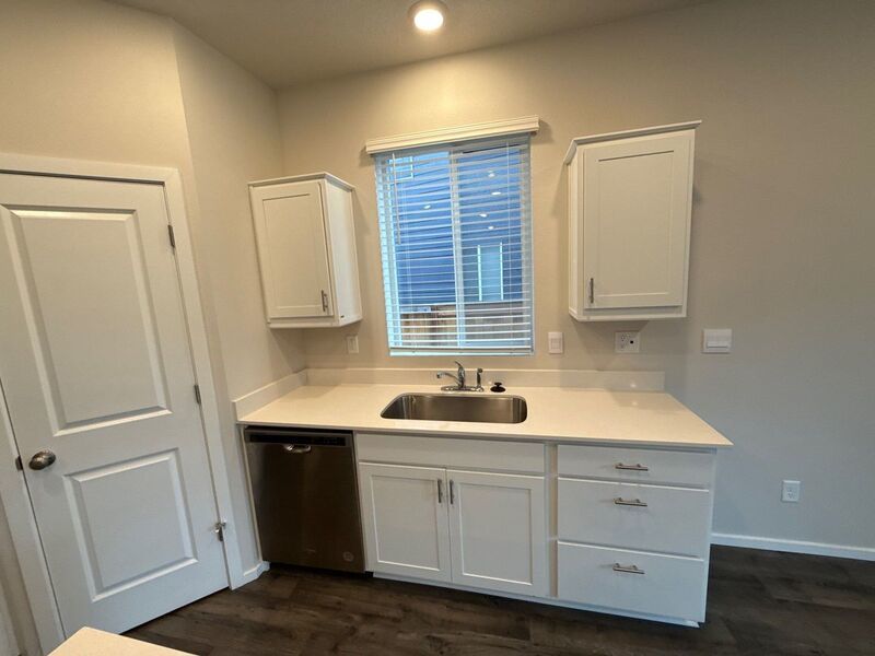 NE. Salem 4 Bed + Bonus Room, 2.5 Bath Single Family Home, AVAILABLE NOW! property image